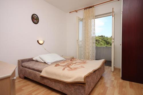 Un pat sau paturi într-o cameră la Apartments by the sea Potocnica, Pag - 222
