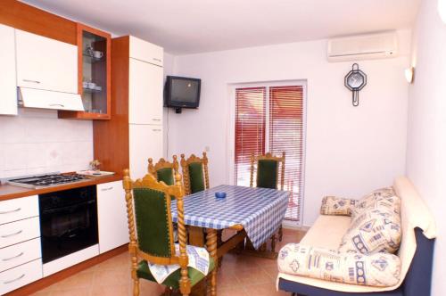 eine Küche und ein Esszimmer mit einem Tisch und Stühlen in der Unterkunft Apartments by the sea Kneza, Korcula - 167 in Račišće
