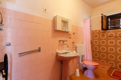 Bilik mandi di Apartments by the sea Zavalatica, Korcula - 187