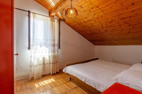 Posteľ alebo postele v izbe v ubytovaní Apartments by the sea Zavalatica, Korcula - 187