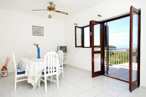 プリズバにあるApartments with a parking space Prizba, Korcula - 219のダイニングルーム(テーブル付)が備わり、海の景色を望めます。