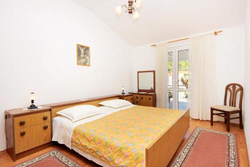 sypialnia z łóżkiem, stołem i krzesłem w obiekcie Apartments by the sea Grscica, Korcula - 169 w mieście Prižba