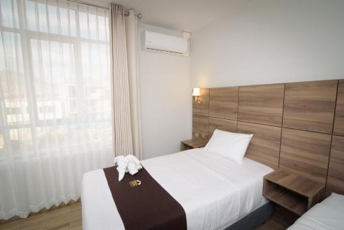 ein Hotelzimmer mit einem Bett und einem Fenster in der Unterkunft HOTEL PIEDRA SANTA - Moquegua in Moquegua