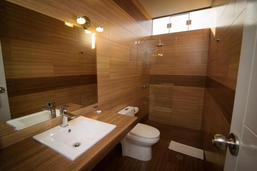 a bathroom with a sink and a toilet at HOTEL PIEDRA SANTA - Moquegua in Moquegua