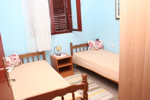 Postel nebo postele na pokoji v ubytování Apartments by the sea Kosljun, Pag - 203
