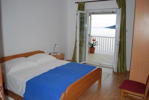 sypialnia z łóżkiem i widokiem na ocean w obiekcie Apartments by the sea Zavalatica, Korcula - 182 w mieście Zavalatica