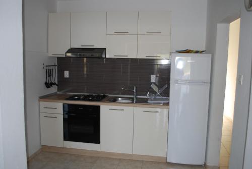 Una cocina o zona de cocina en Apartments by the sea Zavalatica, Korcula - 182
