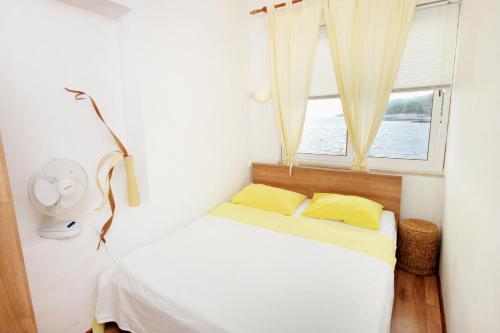 Posteľ alebo postele v izbe v ubytovaní Apartments by the sea Zavalatica, Korcula - 189