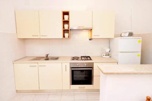 Η κουζίνα ή μικρή κουζίνα στο Apartments by the sea Zavalatica, Korcula - 189