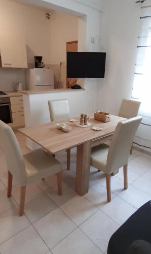 Η κουζίνα ή μικρή κουζίνα στο Apartments by the sea Zavalatica, Korcula - 189