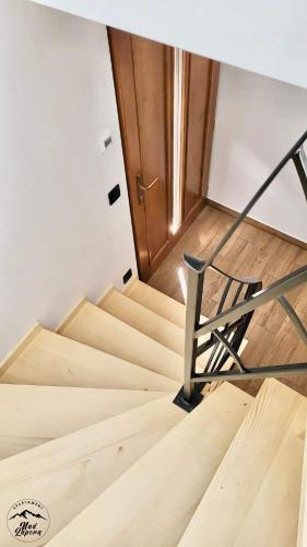 a room with a wooden floor and a wooden door at Apartament Nad Zaporą in Szlembark
