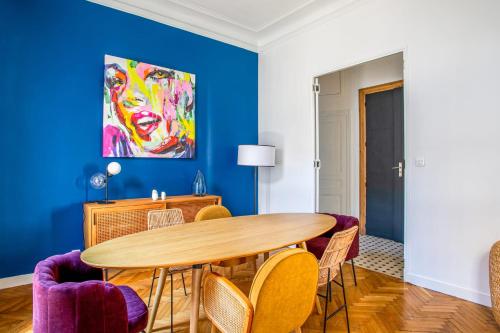 comedor con mesa de madera y sillas moradas en Beautiful air conditioned apartment - Marseille - Welkeys en Marsella