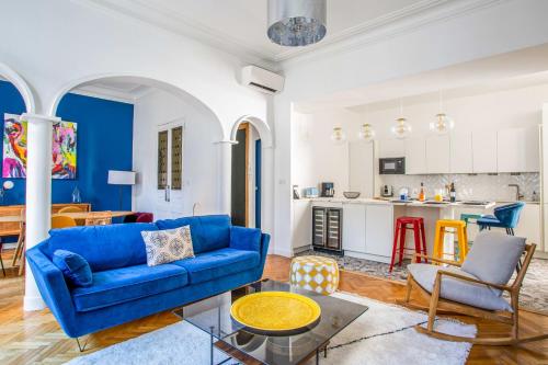 sala de estar con sofá azul y cocina en Beautiful air conditioned apartment - Marseille - Welkeys en Marsella