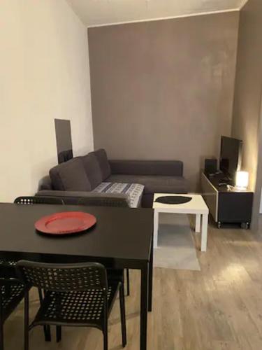 uma sala de estar com um sofá e uma mesa em Appartement 4 couchages - Port ciotat em La Ciotat