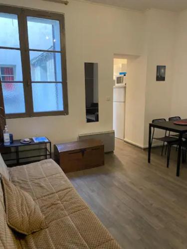 um quarto com uma cama, uma mesa e uma cozinha em Appartement 4 couchages - Port ciotat em La Ciotat