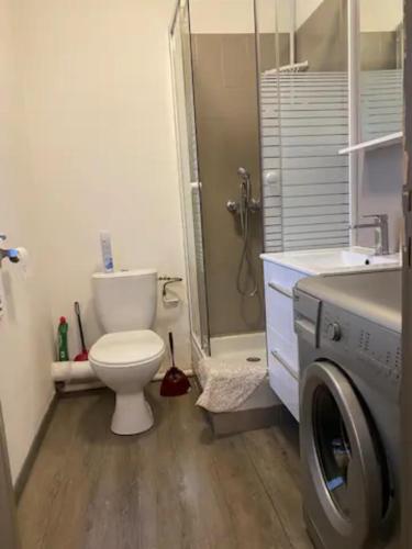 uma casa de banho com um WC, um chuveiro e uma máquina de lavar roupa em Appartement 4 couchages - Port ciotat em La Ciotat