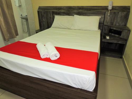 Una cama con dos toallas blancas encima. en Hotel São Judas - Próximo a Expo São Paulo, en São Paulo
