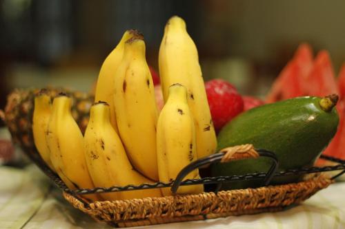 a basket of bananas and other fruits on a table at Hotel Schwab in Boa Vista do Burica