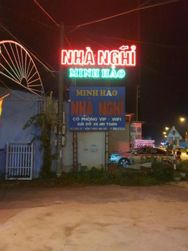 um sinal para um hotel de animação nocturna à noite em Nhà Nghỉ Minh Hảo em Làng Môn