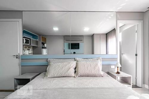 a bedroom with a large white bed in a room at 17- Studio Perfeito para casal! in Curitiba