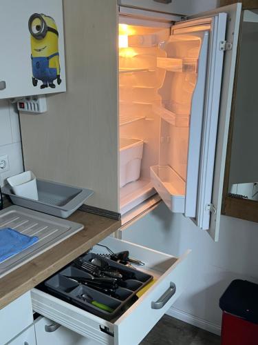 einen Kühlschrank mit offener Tür in der Küche in der Unterkunft GOLDSTADT LOUNGE in Pforzheim