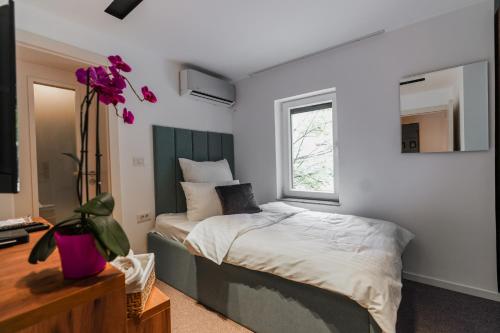 The White Tree في بريشتيني: غرفة نوم بسرير ونافذة