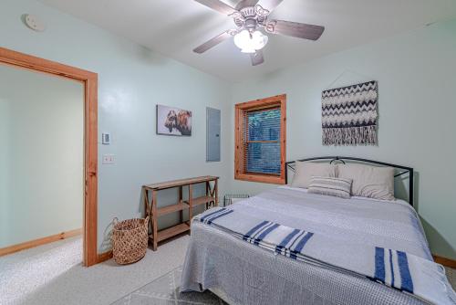 Bear Pause Cabin 3 BR/3BA Amazing view of the Lakeにあるベッド