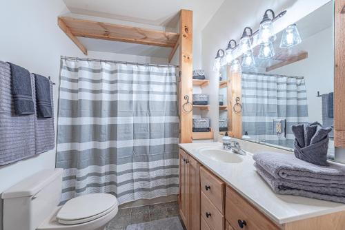 Bear Pause Cabin 3 BR/3BA Amazing view of the Lakeにあるバスルーム