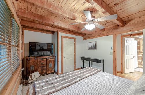 Bear Pause Cabin 3 BR/3BA Amazing view of the Lakeにあるベッド