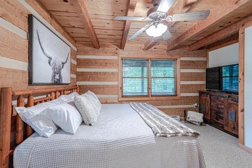 Seven DevilsにあるBear Pause Cabin 3 BR/3BA Amazing view of the Lakeのベッドと天井扇風機のある寝室
