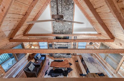 Bear Pause Cabin 3 BR/3BA Amazing view of the Lakeにあるキッチンまたは簡易キッチン