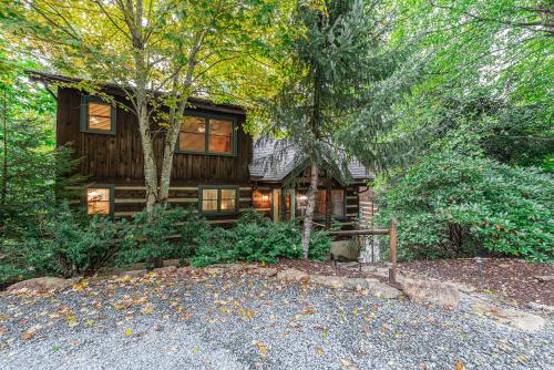 Bear Pause Cabin 3 BR/3BA Amazing view of the Lakeにある庭