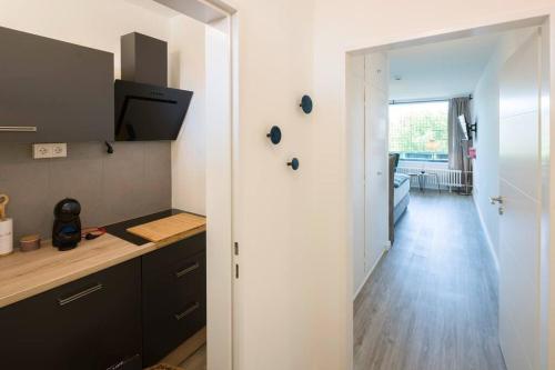 a kitchen with a door leading to a hallway at Apartment im Herzen von Braunschweig mit Parkplatz in Braunschweig