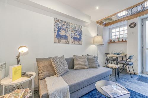 un salon avec un canapé et une table dans l'établissement Le Petit Parfait Confort Gare Hamac Netflix, à Grenoble