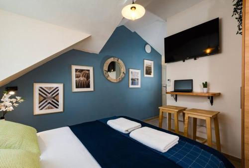 um quarto com uma cama com uma parede azul em Ovadia Somech #6 em Jerusalém