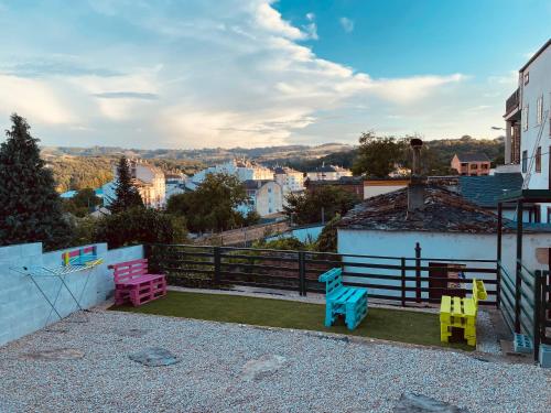 un balcón con colorfulitures en el lateral de una casa en Albergue y Gelateria il nonno, en Sarria
