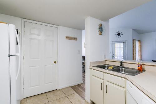 uma cozinha com um lavatório e uma porta branca em o BEAUTIFUL CONDO MINUTES FROM GORGEOUS CLEARWATER BEACHES o em Clearwater
