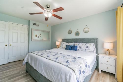 um quarto com uma cama e uma ventoinha de tecto em o BEAUTIFUL CONDO MINUTES FROM GORGEOUS CLEARWATER BEACHES o em Clearwater