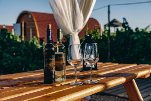 twee flessen wijn en twee glazen op een houten tafel bij Moment's in Nature in Palmela