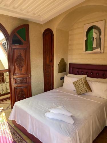 een bed met twee kussens in een slaapkamer bij Riad Charlie in Marrakesh