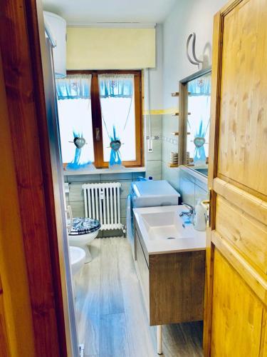 a bathroom with two sinks and a toilet at Profumo di Legno in Valtournenche