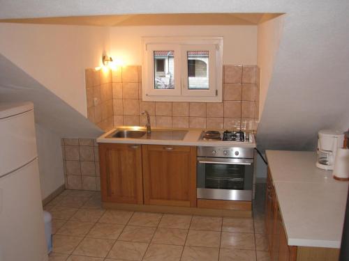 Ett kök eller pentry på Apartments & Rooms Pierino