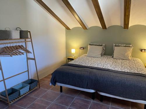 貝萊斯布蘭科的住宿－Casas Demi verhuurhuis，一间带床的卧室,位于带梯子的房间