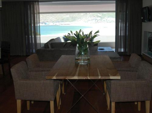 Ruang duduk di Chapmans Peak Beach Hotel
