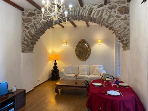 un salon avec un canapé blanc et une table dans l'établissement Charmant appartement avec jardin et terrasse, à Venaco