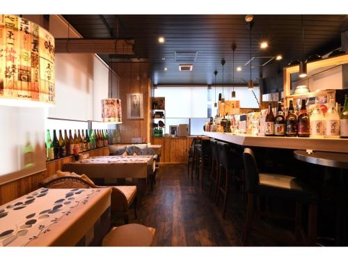 um restaurante com mesas e cadeiras e um bar em Hotel Yukita - Vacation STAY 20929v em Sapporo