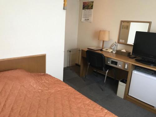 札幌市にあるHotel Yukita - Vacation STAY 20915vのベッドルーム1室(デスク、コンピュータ、ベッド1台付)