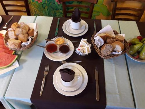 una mesa con platos y tazones de comida. en Hotel Jardín Concha, en Valle Gran Rey