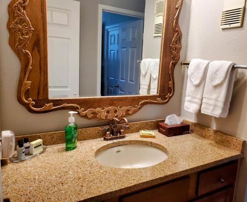 y baño con lavabo y espejo. en Summit Ski Resort 2BR-2BA, Mammoth Lakes, en Mammoth Lakes