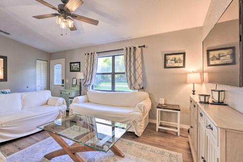 sala de estar con sofá blanco y mesa en Charming Ocala Home Near World Equestrian Center!, en Ocala Ridge